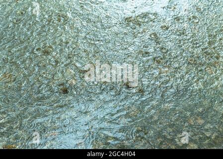 Starker Regen und Gewitter lassen einige Straßen unter Wasser in der Stadt Danzig, Polen Stockfoto