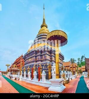 Der kupfergoldene Chedi des Wat Phra, der Lampang Luang Tempel, ist berühmt für die Haarreliquie des Buddha, die darin in Lampang, Thailand, enthalten ist Stockfoto