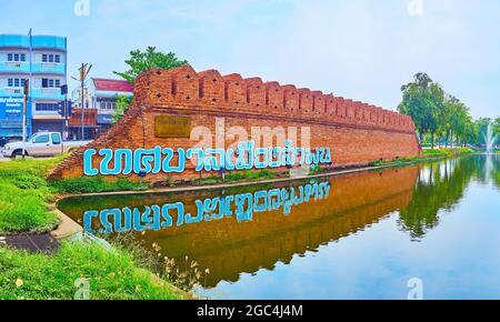 LAMHPUN, THAILAND - 8. MAI 2019: Die Ruinen der Pratu Lee Stadtmauer der mittelalterlichen Festung, die Lamphun mit dem Graben im Vordergrund umgab, auf Ma Stockfoto