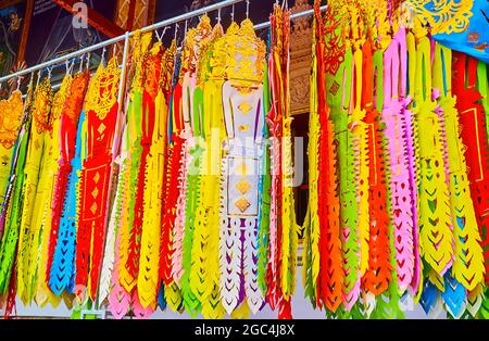 Die farbenfrohen Lanna-Fahnen hängen auf der Terrasse des Viharn Luang of Wat Phra That Hariphunchai Temple, Lamphun, Thailand Stockfoto