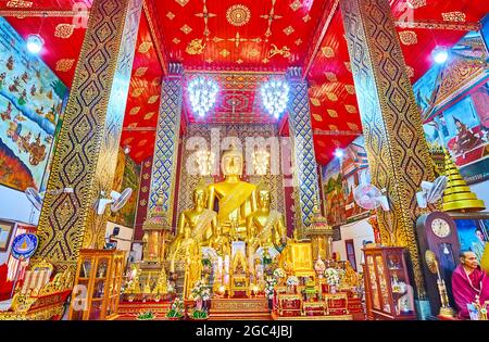 LAMHPUN, THAILAND - 8. MAI 2019: Der Altar von Viharn Luang des Wat Phra That Hariphunchai Tempels mit goldenen Buddha-Bildern, am 8. Mai in Lamphun Stockfoto