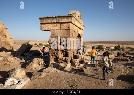 Dorfkinder spielen zwischen den Ruinen der historischen Stadt Shuayip, bekannt als Ozkent Dorf, das dem Propheten Shuayb gemunkelt wird. Stockfoto