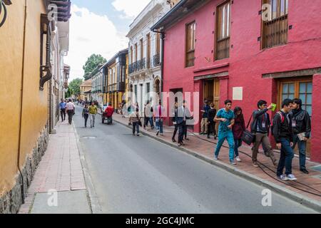 BOGOTA, KOLUMBIEN - 24. SEPTEMBER 2015: Straße im Zentrum von Bogota, Viertel La Candelaria. Stockfoto