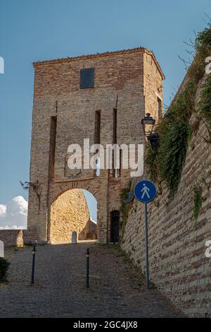 Novilara - Pesaro, der Torturm des ummauerten Dorfes, Provinz Pesaro und Urbino, Marken, Italien Stockfoto