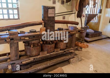 TIERRADENTRO, KOLUMBIEN - 12. SEPTEMBER 2015: Innenraum eines ethnographischen Museums in Tierradentro, Kolumbien. Stockfoto