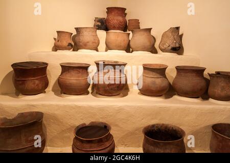 TIERRADENTRO, KOLUMBIEN - 12. SEPTEMBER 2015: Schalen im Archäologischen Museum in Tierradentro, Kolumbien. Stockfoto