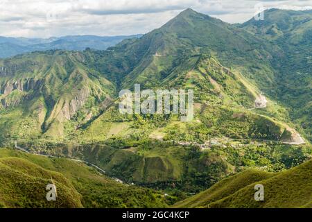 Dorf San Francisco in einem Tal des Ullucos Flusses in der Cauca Region von Kolumbien Stockfoto