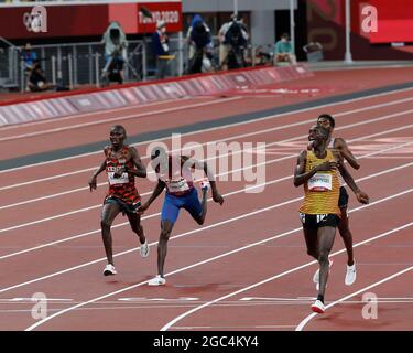 Tokio, Kanto, Japan. August 2021. Joshua Cheptegei (UGA) gewinnt die Goldmedaille im Finale der Männer über 5000 m und Paul Chelimo (USA) überfällt die Ziellinie und gewinnt die Bronzemedaille während der Olympischen Sommerspiele 2020 in Tokio im Olympiastadion. (Bild: © David McIntyre/ZUMA Press Wire) Bild: ZUMA Press, Inc./Alamy Live News Stockfoto