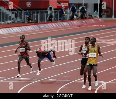 Tokio, Kanto, Japan. August 2021. Joshua Cheptegei (UGA) gewinnt die Goldmedaille im Finale der Männer über 5000 m und Paul Chelimo (USA) überfällt die Ziellinie und gewinnt die Bronzemedaille während der Olympischen Sommerspiele 2020 in Tokio im Olympiastadion. (Bild: © David McIntyre/ZUMA Press Wire) Bild: ZUMA Press, Inc./Alamy Live News Stockfoto