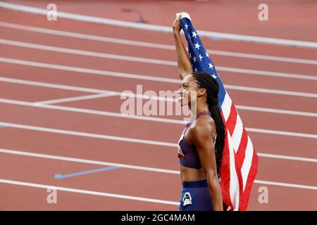 Tokio, Kanto, Japan. August 2021. Bronzemedaillengewinnerin Allyson Felix (USA) reagiert nach dem 400-m-Finale der Frauen während der Olympischen Sommerspiele 2020 in Tokio im Olympiastadion. (Bild: © David McIntyre/ZUMA Press Wire) Bild: ZUMA Press, Inc./Alamy Live News Stockfoto