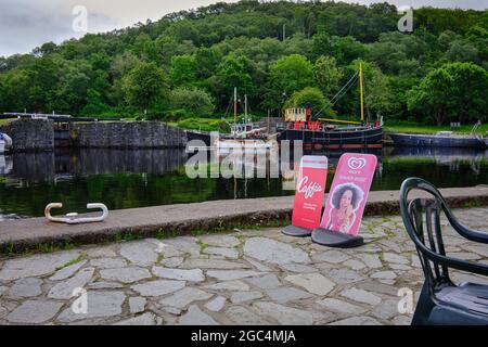 Vertäute Schiffe in der Schleuse von Crinan vom Café aus Stockfoto