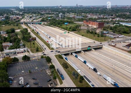 Detroit, Michigan, USA. August 2021. Ein Streik kanadischer Zollmitarbeiter führte zu enormen Verzögerungen an den Grenzübergängen zwischen den USA und Kanada. Auf den Detroit Freeways wurden kilometerlangen Lastwagen gesichert, die darauf warteten, die Ambassador Bridge zu überqueren. Die Public Service Alliance of Canada und die Zoll- und Einwanderungsunion haben Maßnahmen ergriffen, nachdem sie drei Jahre lang ohne Verträge waren. Obwohl die Gewerkschaften es als Streik bezeichneten, war es technisch gesehen eine regelungsarbeitsweise Aktion. Kredit: Jim West/Alamy Live Nachrichten Stockfoto