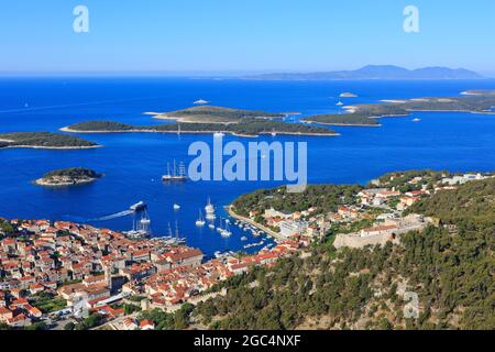 Panoramablick über Hvar und die Paklinski Inseln von Fort Napoleon in Hvar (Gespanschaft Split), Kroatien Stockfoto