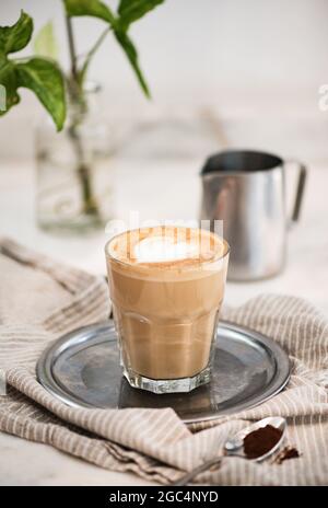 Flacher weißer Kaffee mit herzförmiger Milch und Kaffeepulver Stockfoto