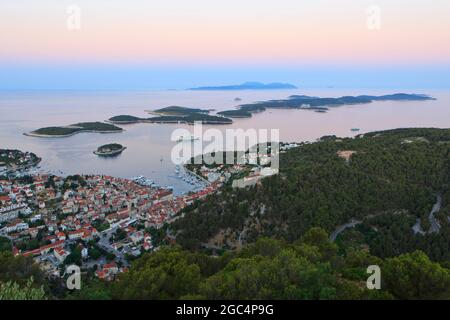 Panoramablick bei Sonnenaufgang über Hvar und die Paklinski Inseln von Fort Napoleon in Hvar (Gespanschaft Split), Kroatien Stockfoto