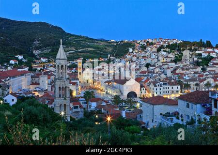 Panoramablick über die Kirche St. Marko, die Kathedrale St. Stephan, das Theater in der Altstadt von Hvar, Kroatien Stockfoto