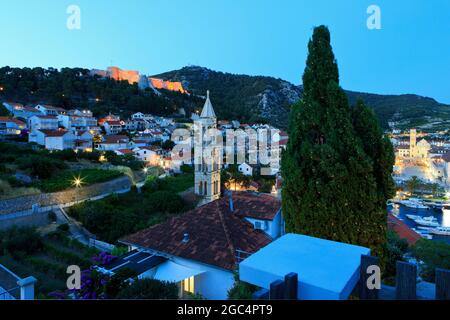 Panoramablick über die spanische Festung, die Kirche des heiligen Marko und die Kathedrale des heiligen Stephanus der Stadt Hvar, Kroatien in der Dämmerung Stockfoto