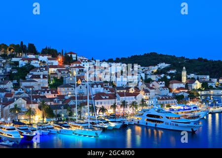 Das Franziskanerkloster unserer Lieben Frau von Grace aus dem 15. Jahrhundert in der Dämmerung in Hvar (Gespanschaft Split-Dalmatien), Kroatien Stockfoto