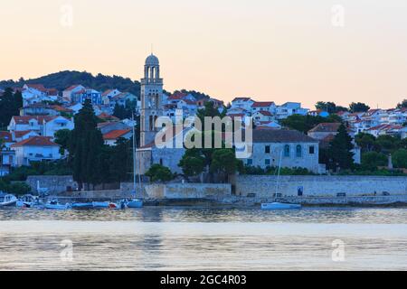 Das Franziskanerkloster unserer Lieben Frau von Grace aus dem 15. Jahrhundert bei Sonnenaufgang in Hvar (Gespanschaft Split-Dalmatien), Kroatien Stockfoto