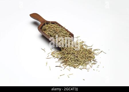 Getrockneter Rosmarin in der Holzlöffel, isoliert auf weiß Stockfoto