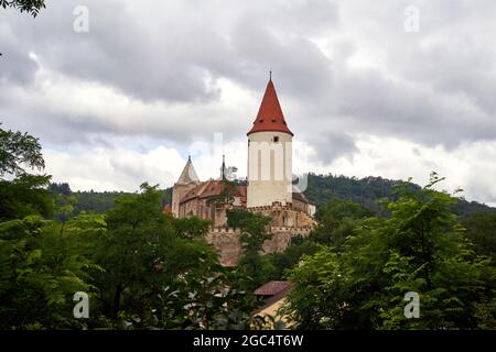 KRIVOKLAT, TSCHECHISCHE REPUBLIK - 18. JULI 2021: Blick auf das Schloss und die umliegende Natur Stockfoto