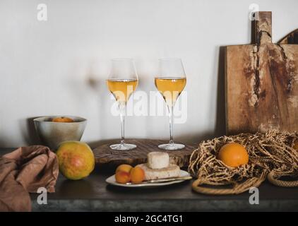 Orangen- oder Amberwein in Weinbächen, frisches Obst und Vorspeisen Stockfoto