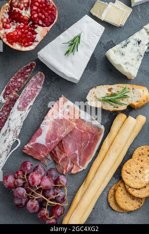 Zutaten für die mediterrane Küche, Fleischkäede, Kräuter-Set, auf grauem Hintergrund, Draufsicht Stockfoto