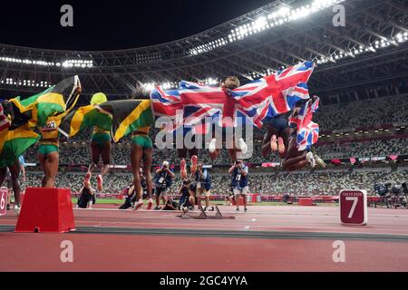 Tokio, Japan. August 2021. 6. August 2021; Olympiastadion, Tokio, Japan: Tag der Olympischen Sommerspiele 14 in Tokio 4; Finale der Frauen: 2020 x 100 m; die Team-Jamaika-Läufer Briana Williams, Elastine Thompson-Herah, Shelly-Ann Fraser-Pryce und Shericka Jackson springen zur Feier mit Team GBR Asha Philip, Imani-Lara Lansiquot, Dina Asher-Smith und Daryll Neita Kredit: Action Plus Sports Images/Alamy Live News Stockfoto