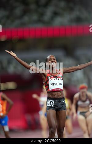 Tokio, Japan. August 2021. 6. August 2021; Olympiastadion, Tokio, Japan: Tag der Olympischen Sommerspiele 14 in Tokio 2020; Finale der Frauen über 1500 m: KIPYEGON Faith wird 1. Platz und Goldmedaillengewinnerin Credit: Action Plus Sports Images/Alamy Live News Stockfoto