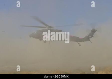 Ein UH-60 Blackhawk Helikopter aus der Oregon Army National Guard G/1-189 Aviation (MEDEVAC) aus Salem, Oregon, hebt am Madras Municipal Airport ab, um bei Luftwassertropfen sowie möglichen Medivac-Operationen zu helfen. Die vier Hubschrauber werden für einen Zeitraum von zwei Wochen aktiviert und unterstützen das Oregon Department of Forestry und lokale Behörden bei Waldbränden, die derzeit in Ost-Oregon stattfinden. August 22, 2020. (Foto der Oregon National Guard von Tech. Sgt. Aaron Perkins, Oregon Military Department) Stockfoto