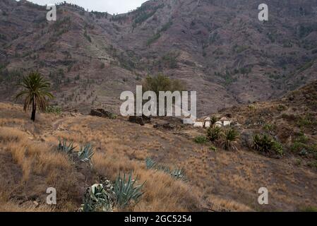 Kleine Dörfer wie Benchijigua bei La Gomera auf der Kanarischen Insel haben viele Ruinen von kanarischen Inselhäusern, die aus Lavagestein gebaut wurden. Stockfoto