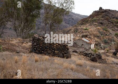 Kleine Dörfer wie Benchijigua bei La Gomera auf der Kanarischen Insel haben viele Ruinen von kanarischen Inselhäusern, die aus Lavagestein gebaut wurden. Stockfoto