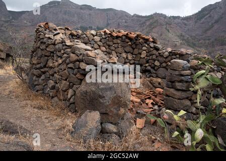 Kleine Dörfer wie Benchijigua bei La Gomera auf der Kanarischen Insel haben viele Ruinen von kanarischen Inselhäusern, die aus Lavagestein gebaut wurden. Stockfoto