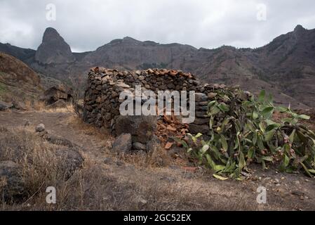 Kleine Dörfer wie Benchijigua bei La Gomera auf der Kanarischen Insel haben viele Ruinen von kanarischen Inselhäusern, die aus Lavagestein gebaut wurden. Stockfoto