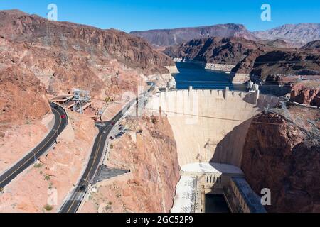 Luftaufnahme des Hoover-Staudamms und des Lake Mead auf dem Colorado River mit niedrigem Wasserstand. Stockfoto