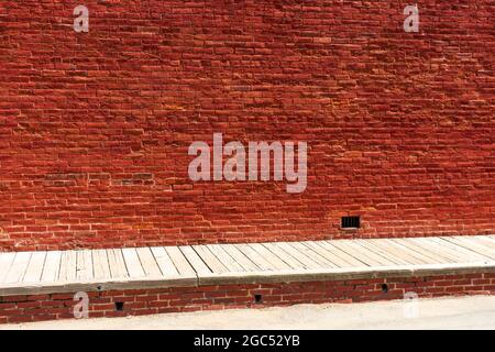 Alte Backsteinmauer und hölzerner Bürgersteig im Columbia State Historic Park in Kalifornien. Stockfoto