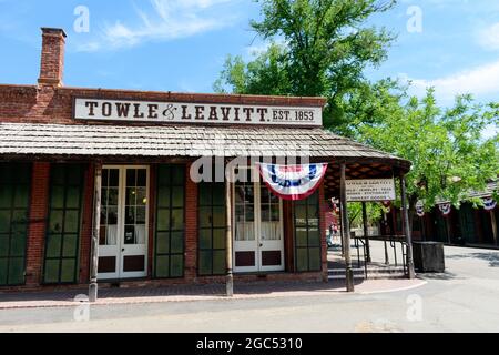 Fassade und Fassade des erhaltenen historischen Towle und Leavitt Geschenkeladen-Gebäudes im Freilichtmuseum im Columbia State Historic Park. - Kolumbien, C Stockfoto