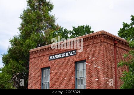 Freimaurerhalle-Schild an der Backsteinmauer des historischen Freimaurertempels im Freilichtmuseum im Columbia State Historic Park. - Columbia, Kalifornien, USA - Stockfoto