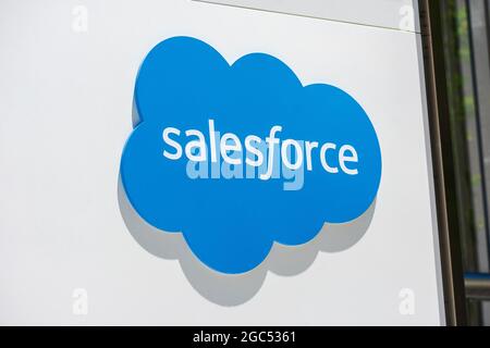 Salesforce Cloud-Logo in der Zentrale des Softwareunternehmens. Nahaufnahme - San Francisco, Kalifornien, USA - 2021 Stockfoto