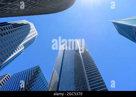 Blick auf die Wolkenkratzer von Gewerbe- und Wohnhäusern auf der Salesforce Plaza, einschließlich Salesforce Tower, Millenium Tower und 181 Fremont Street. - San Stockfoto