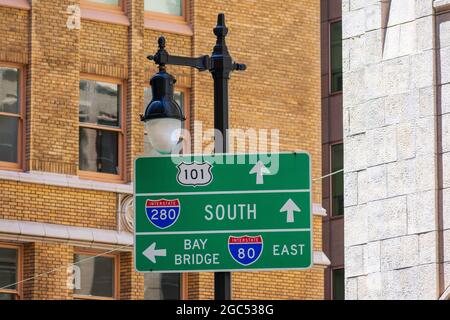 Straßenschild der Interstate 101, 280 und 80 zeigt den Fahrern die Wegbeschreibung zu Highways und Bay Bridge im Finanzdistrikt der Innenstadt von San Francisco Stockfoto