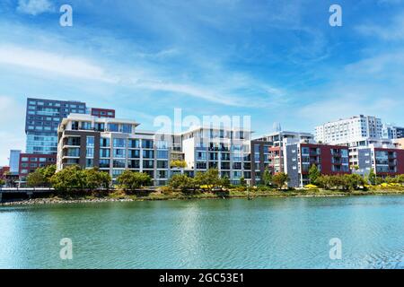 Wohngebäude mit mittleren und hohen Wohnhäusern am Ufer des Mission Creek Channel in San Francisco, Kalifornien Stockfoto