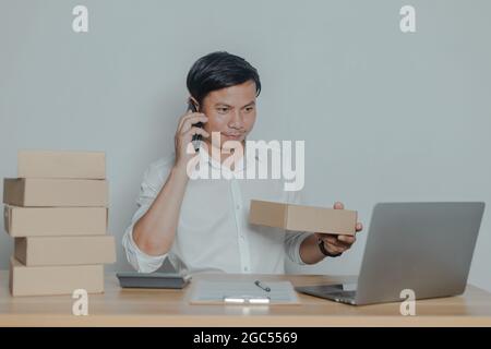 Mann, der zu Hause Ideen für Kleinunternehmen online verkauft Stockfoto