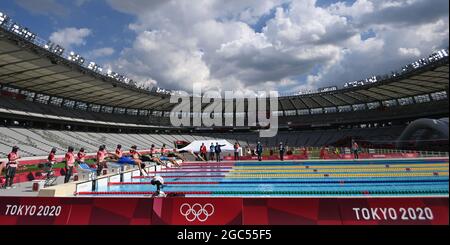 Tokio, Japan. August 2021. Moderner Fünfkampf: Olympiade, Vorkampf, Einzel, Frauen, Schwimmen. Die Athleten springen in den Becker. Quelle: Marijan Murat/dpa/Alamy Live News Stockfoto