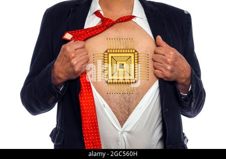 Mann mit einem Chip auf der Brust, konzeptuelles Kompositbild Stockfoto