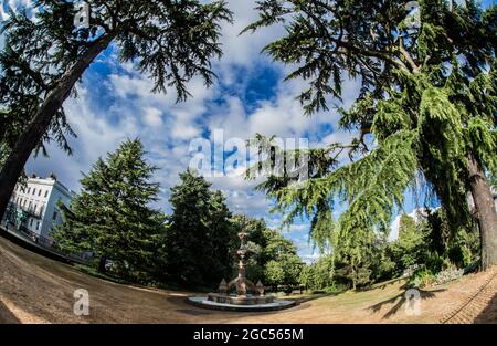 Royal Leamington Spa Jephson Gardens, The Hitchman Fountain Und Umliegende Natur/Bäume Stockfoto