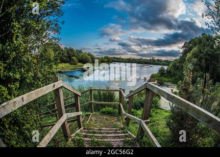 Holztreppe hinunter zum River Arrow in der Nähe des Upper Bittell Reservoir, Barnt Green, Worcestershire Stockfoto