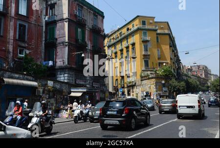 Fahren Sie auf der Via Salvatore Tommasi in der Nähe der Kreuzung mit der Via Salvator Rosa in Neapel, Italien. Stockfoto