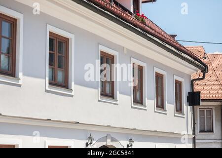 Bild von Fassaden in der Altstadt von Ljubljana, Slowenien, typisch aus dem Mittelalter. Die Altstadt von Ljubljana ist der älteste Teil der Slowenen Stockfoto