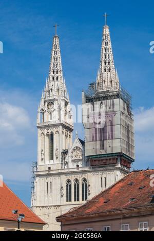 Bild der Kathedrale von Zagreb im Sommer. Die Kathedrale von Zagreb, am Kaptol, ist eine römisch-katholische Kathedrale und nicht nur das höchste Gebäude Stockfoto